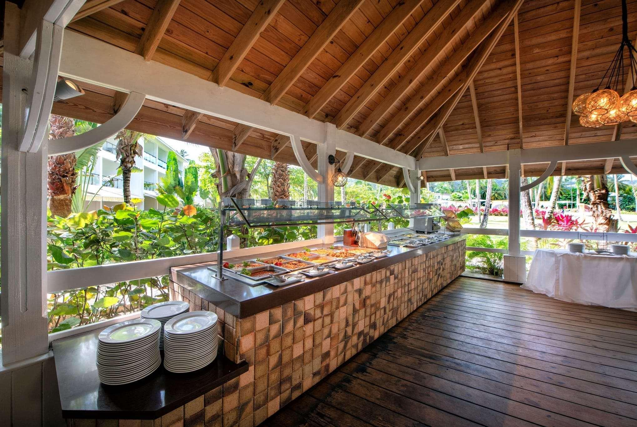 Viva V Samana By Wyndham, A Trademark Adults All Inclusive Las Terrenas Ngoại thất bức ảnh Buffet at a resort