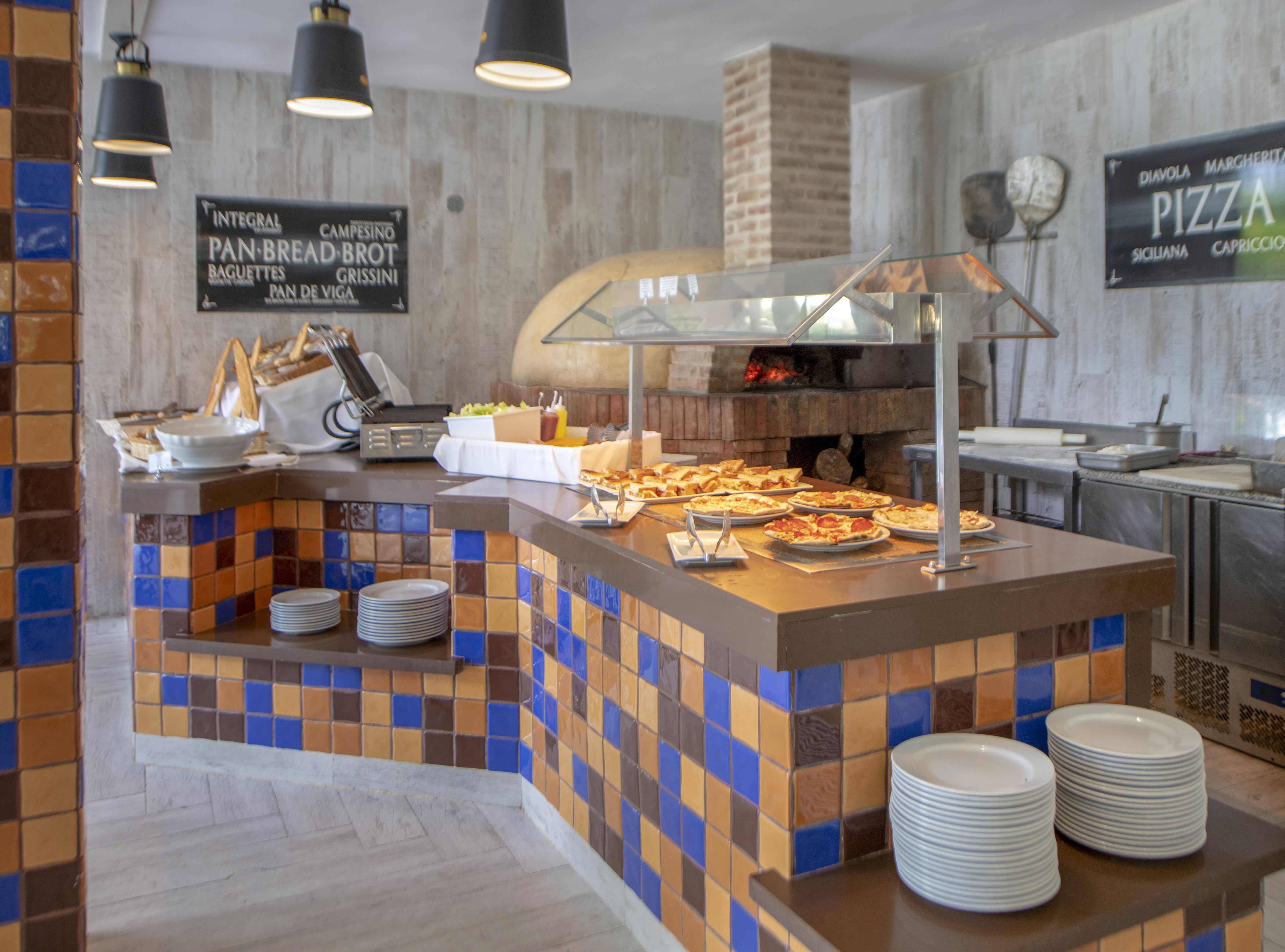 Viva V Samana By Wyndham, A Trademark Adults All Inclusive Las Terrenas Ngoại thất bức ảnh Pizza station at a buffet