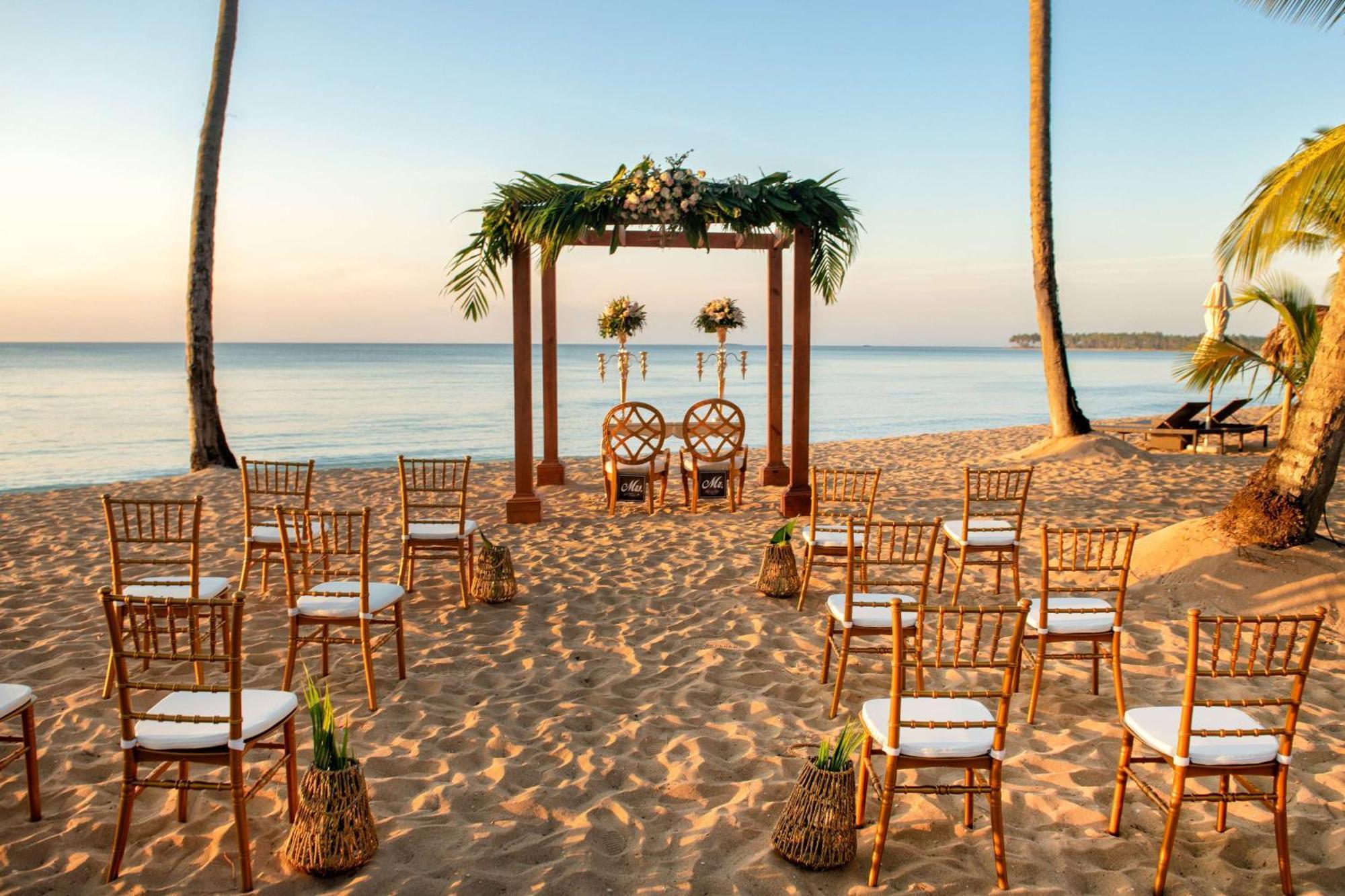 Viva V Samana By Wyndham, A Trademark Adults All Inclusive Las Terrenas Ngoại thất bức ảnh A beach wedding