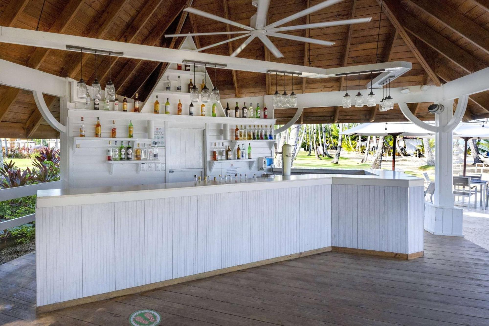 Viva V Samana By Wyndham, A Trademark Adults All Inclusive Las Terrenas Ngoại thất bức ảnh The bar at the beach club