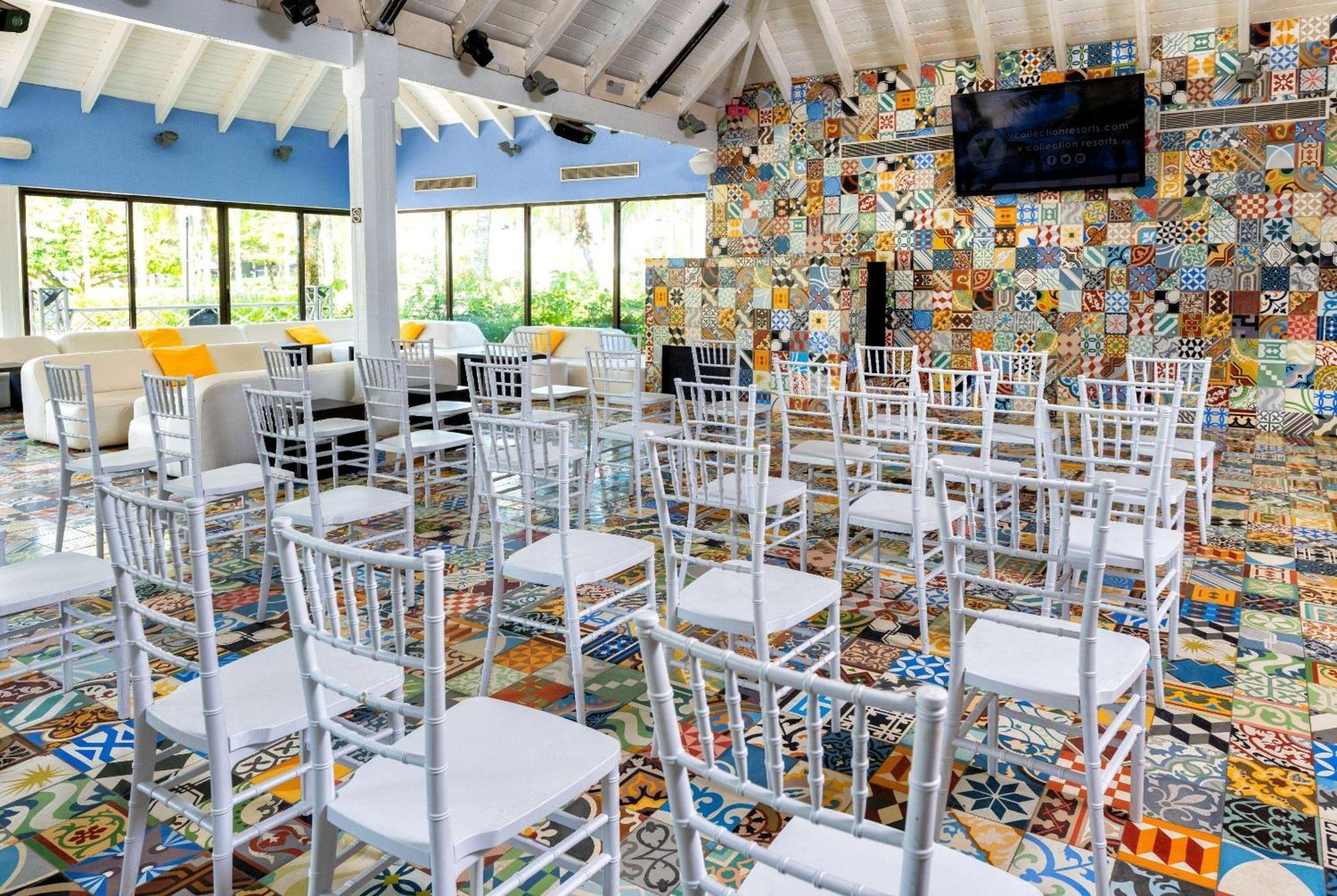 Viva V Samana By Wyndham, A Trademark Adults All Inclusive Las Terrenas Ngoại thất bức ảnh The interior of the clubhouse